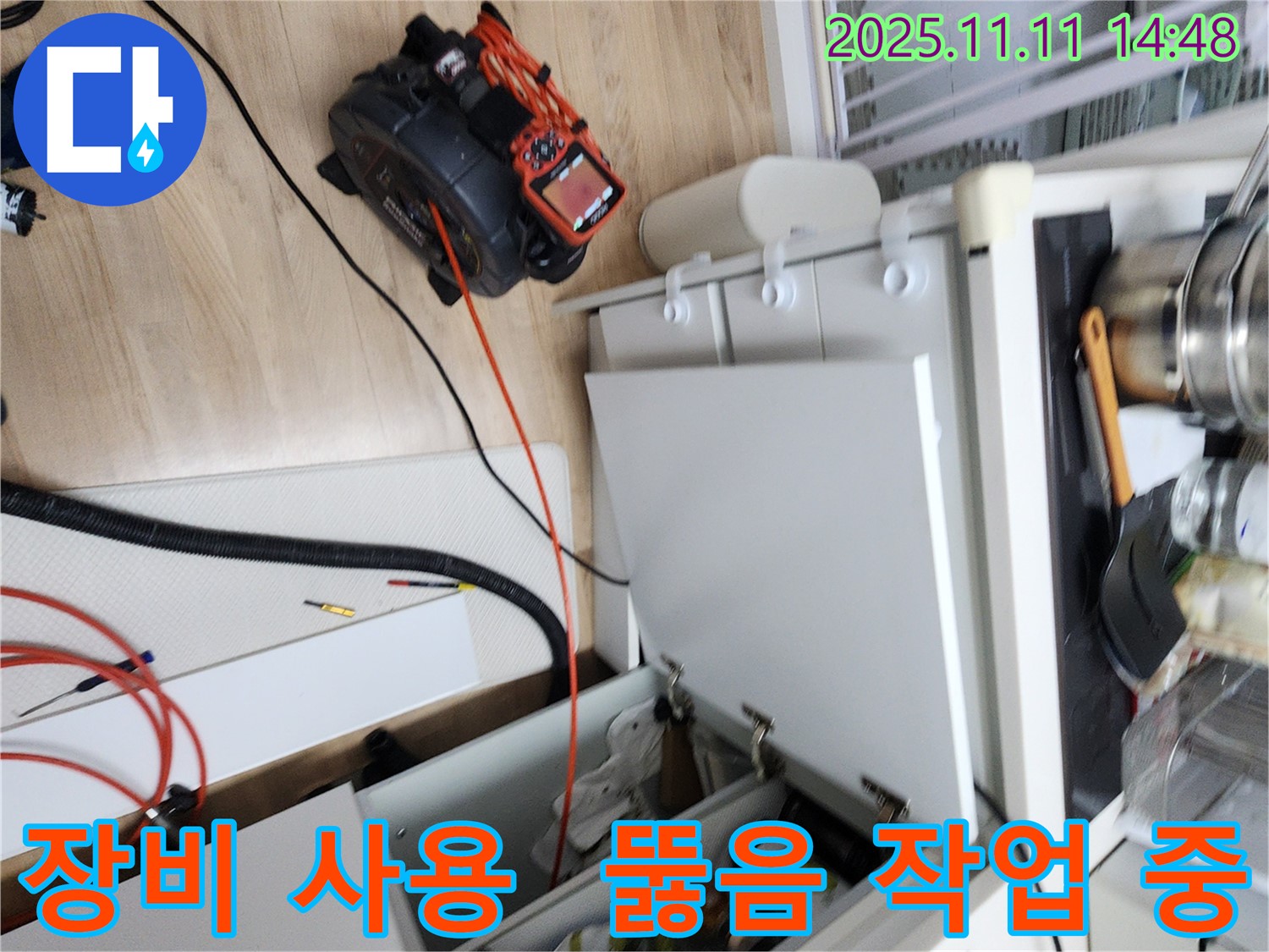하수구 막힘을 해결하기 위해 다양한 전문 장비를 사용하고 있습니다 - 어떤 막힘도 문제없이 해결합니다.