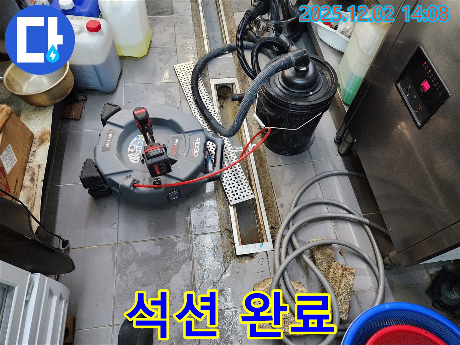 포천 이동면 누수 - 노곡리 공장 배수 트렌치 막힘 해결 후, 석션기로 잔해를 깔끔하게 제거 완료!
