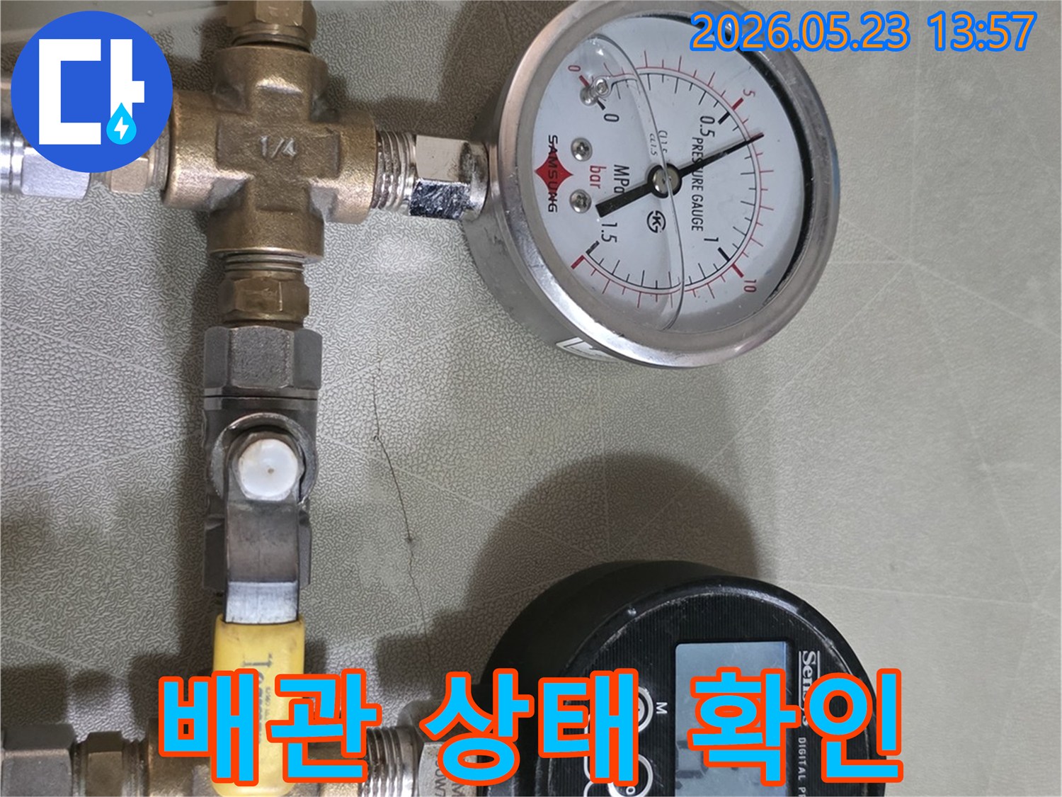 누수-탐지-엔지니어가-배관-압력-측정을-위해-설치한-압력-게이지와-연결-부위