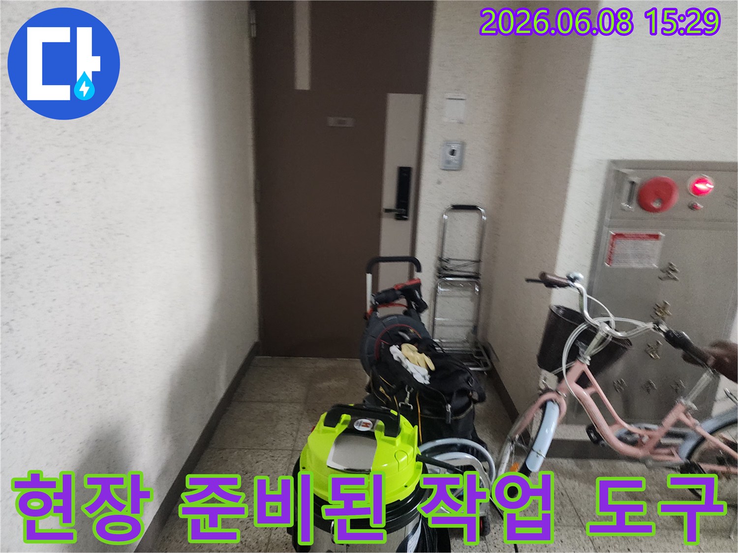 복도에 나란히 놓인 배관 청소용 석션기 및 이동식 카트 장비들입니다.