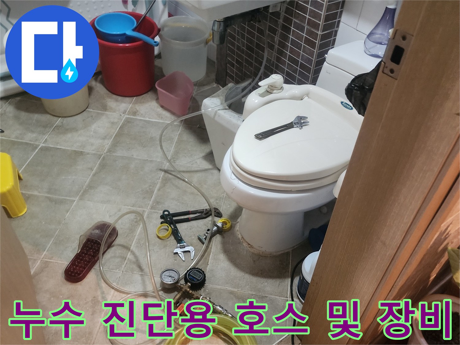 배관-압력을-측정하기-위해-연결된-노란색-호스와-장비