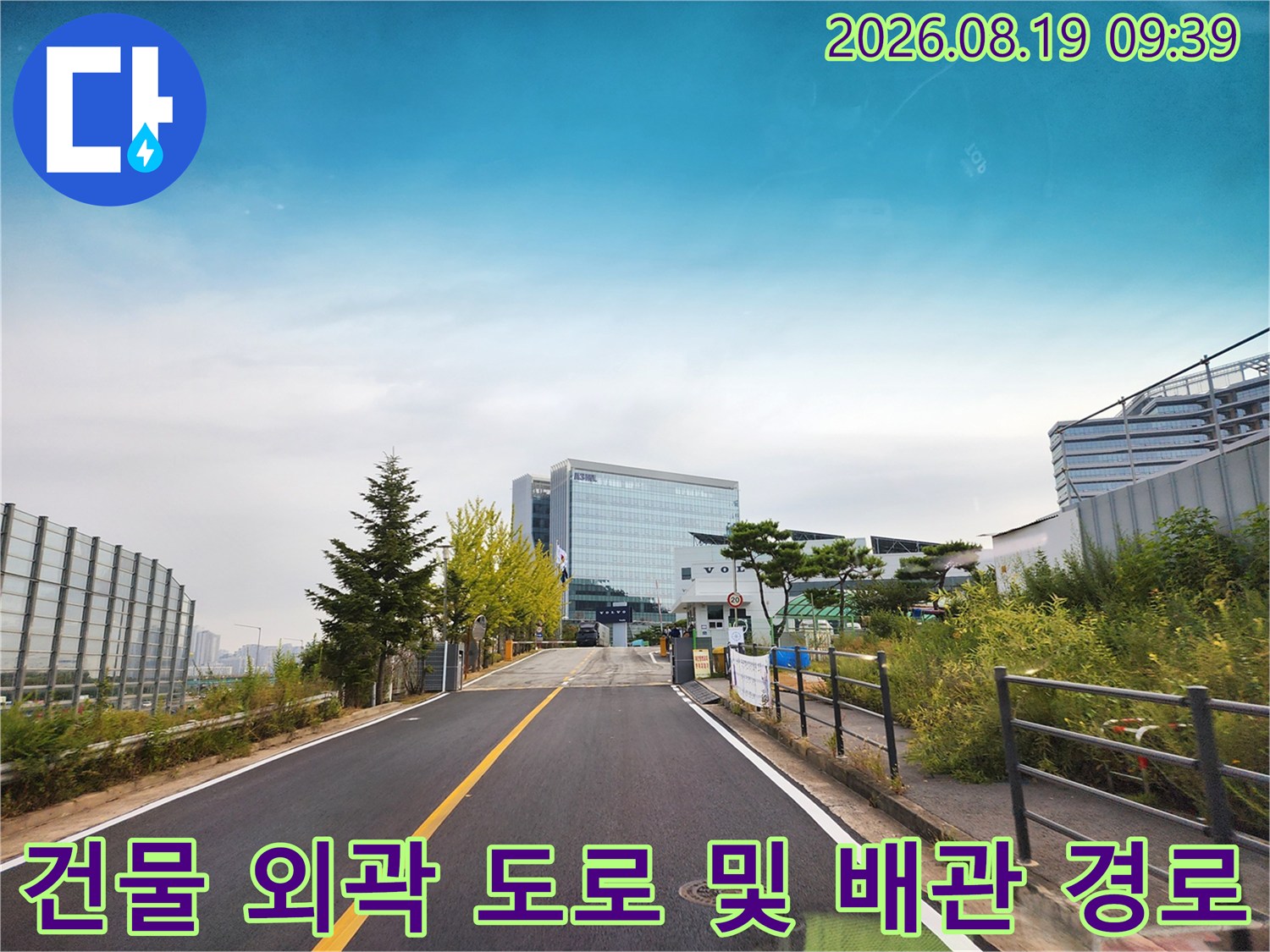 도로와 건물이 맞닿은 구역의 배관 매설 예상 지점을 촬영한 사진입니다.
