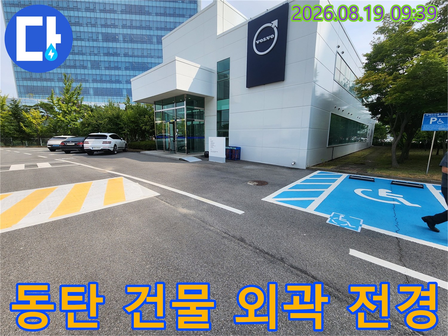화성 동탄의 한 건물 외곽 주차장과 도로변 배관 점검 대상 구역 전경입니다.