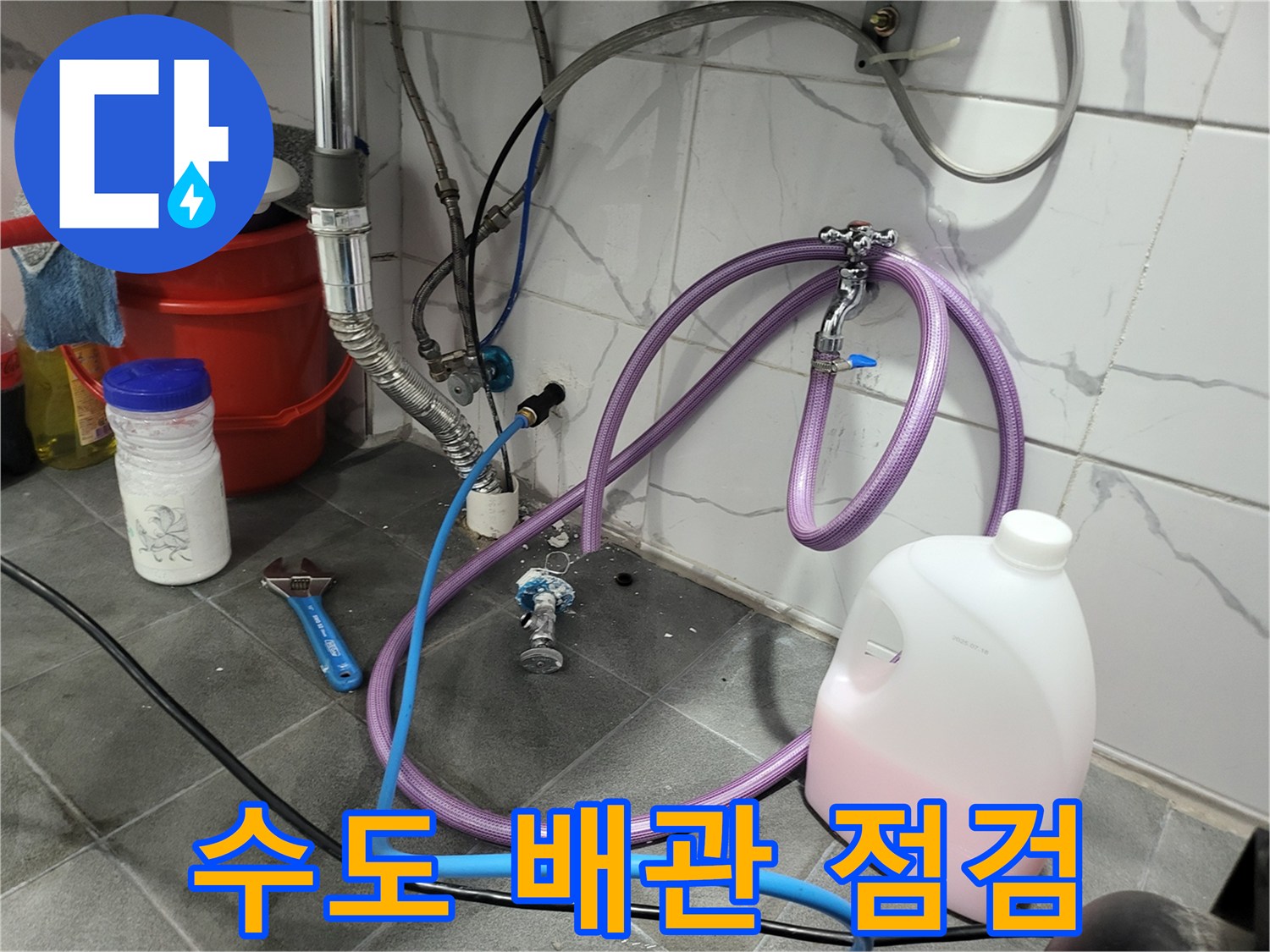배관-압력-테스트를-위해-설치된-측정-호스와-장비들