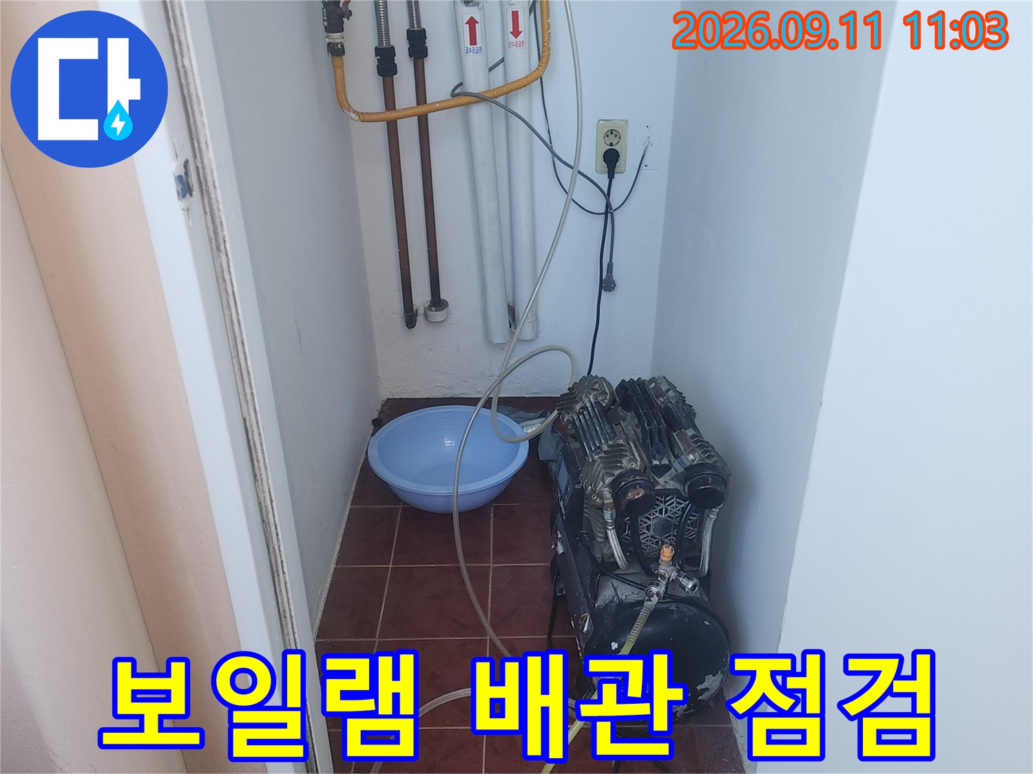 보일러실 배관 라인에 설치된 공압 측정용 장비와 호스들입니다.