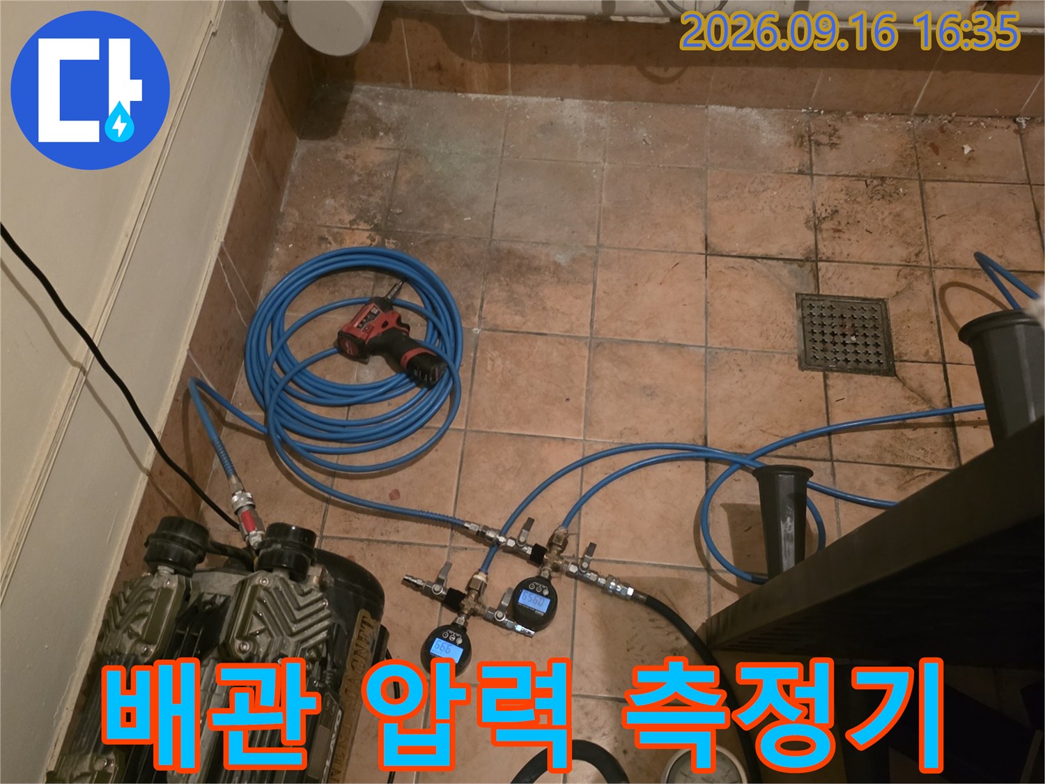 연결된-호스와-함께-작동중인-디지털-압력-측정-게이지